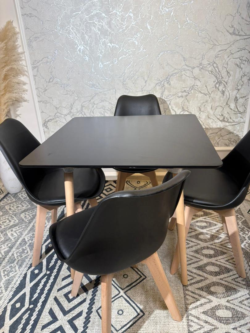 Table Elyne Carré + 4 Chaises